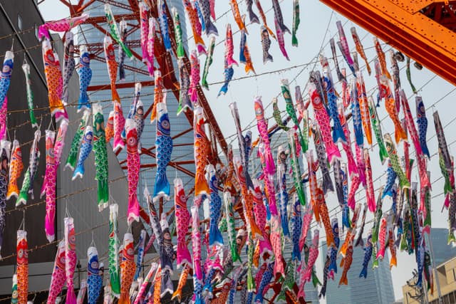 koinobori hanging around tokyo tower